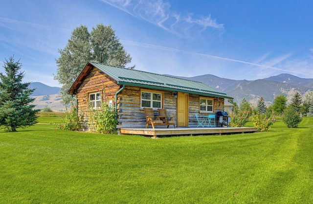 Montana Mountain Getaway: Deck & Amazing Views