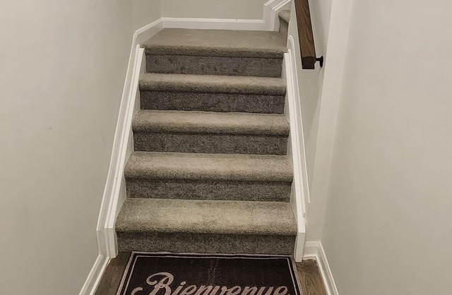 A Hommy away from Home with Trails & all Amenities within 5mins drive!