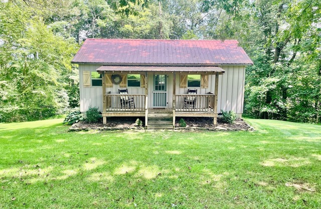 Secluded farm cabin-private 100 acre retreat in Yadkin Valley Wine region