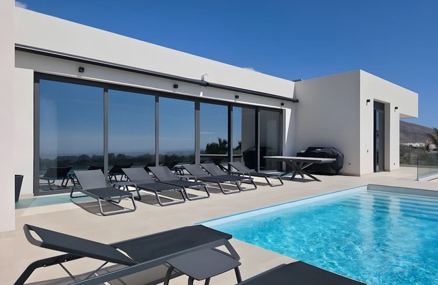 Holiday Villa 'Karat Caldera' with Sea View, Wi-Fi and Air Conditioning