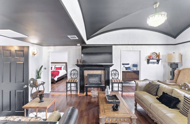 Vincent's Luxury stay- 3-bedroom house in Cedar Park. Private secluded area.