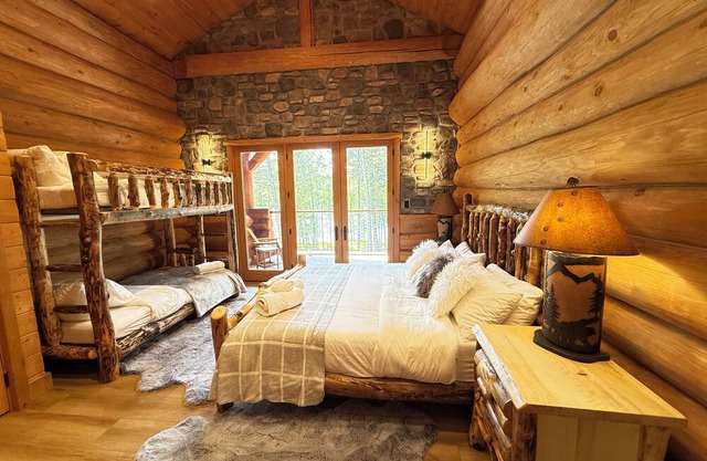 Luxury Lakefront Log Cabin, steam room, sauna, professional karaoke, fire pit