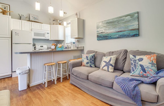 11 Mi to ICW: Coastal Carolina Home w/Pool Access