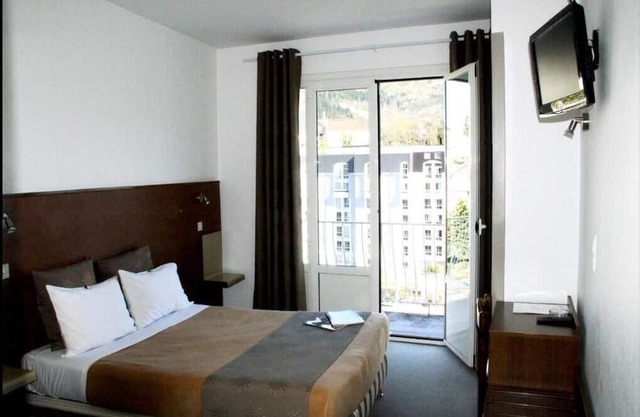 Your Ideal Retreat! Spacious Unit, w/Parking, Near Animal Park of the Pyrenees!