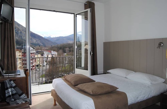 Spacious Unit, Pet-Friendly Stay, Secure Parking, Scenic Views!