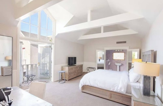 Fun-Filled Stay in Santa Rosa – Junior Suite Near Hiking, Wine Tasting + Dining