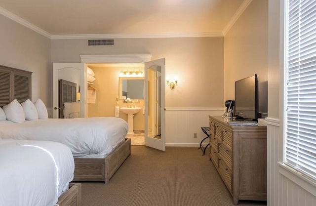 Classic Wine Country Comfort – 2 Double Queen Suite Near Parks + Tasting