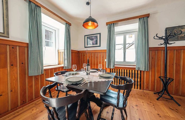 Sieglgut: Theodor Herzl Suite | Kitchen | Parking