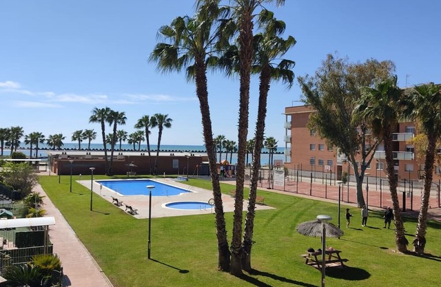 Enjoy in Beautiful Flat in Front of the Sea and Beach