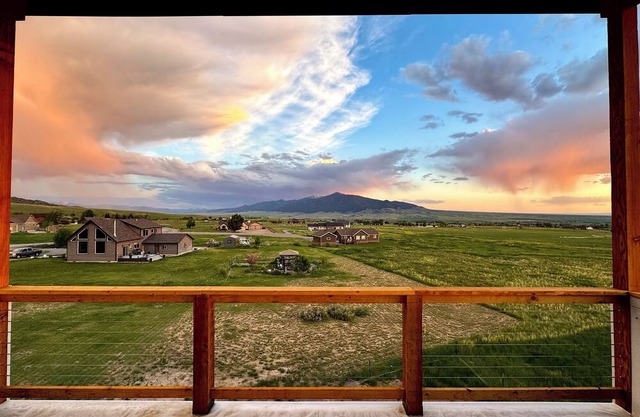 Charming private room and bathroom. One mile from town. Best views in the valley