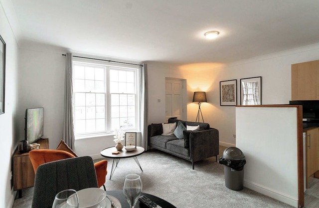 Lovely 1 Bed Harbour-side Apartment - Sea Views