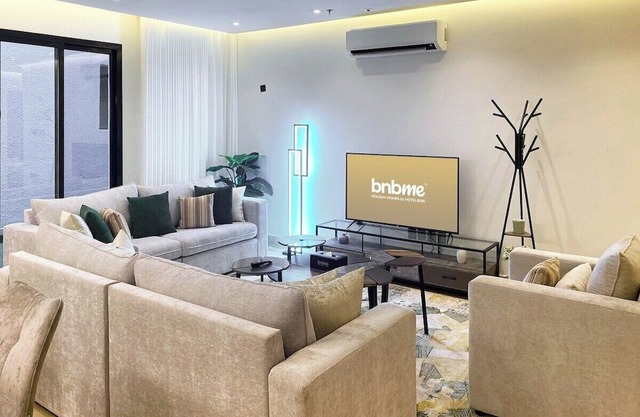 bnbme | Modern Apartment + Maid’s Room | 17 min to KAFD