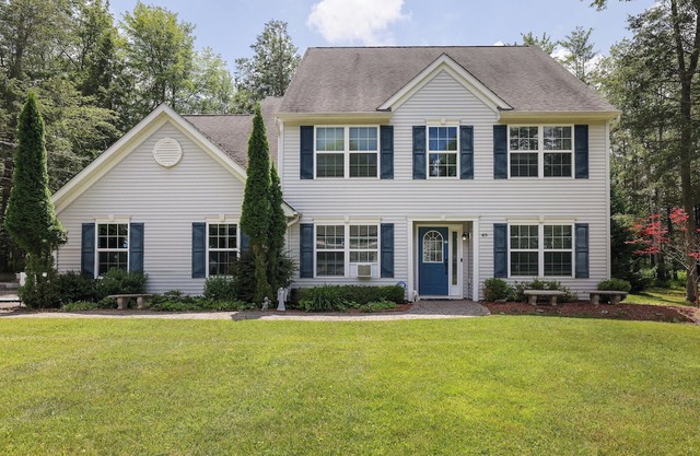 Luxury, Hot Tub, Jacuzzi, Home Theater, Lake and more in the heart of Poconos