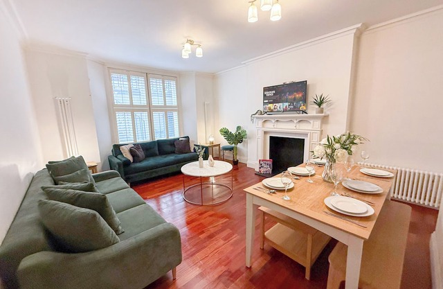 Modern 3-Bed Soho flat w/Wifi near Mayfair, Covent Garden, Picadilly Circus