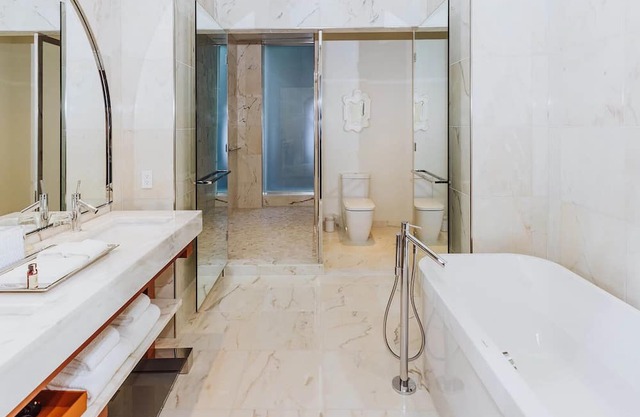 Relaxation and Comfort in 2 Rooms with Artful Decor - Near Space Needle!
