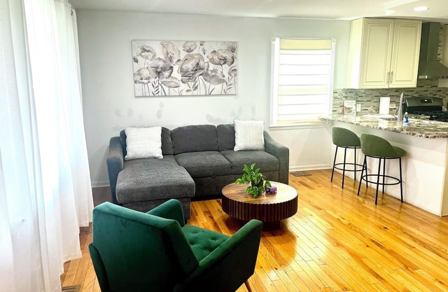 Cozy Home near O'Hare & fun Hubs with AC