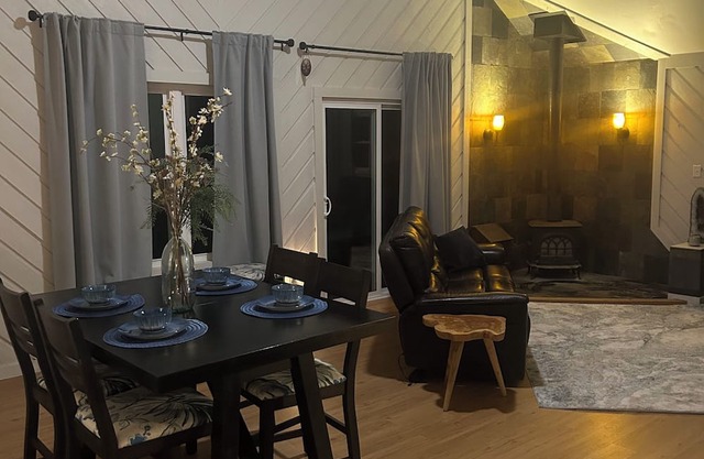 Charming chalet, walking distance to Grandfather Winery, Watauga River access.