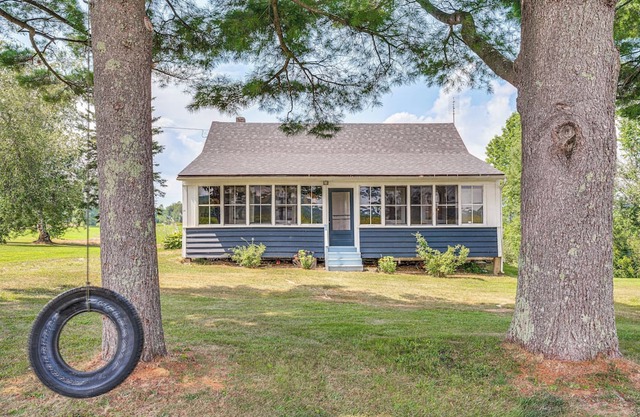 < 1 Mi to Lake: Mtn-View Cabin w/Porch in Newport