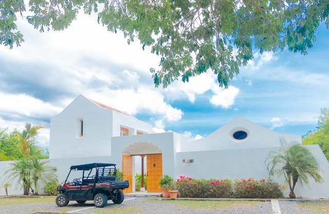 Spacious 5-bedroom luxury villa with pool, golf view & Steps from the beach.