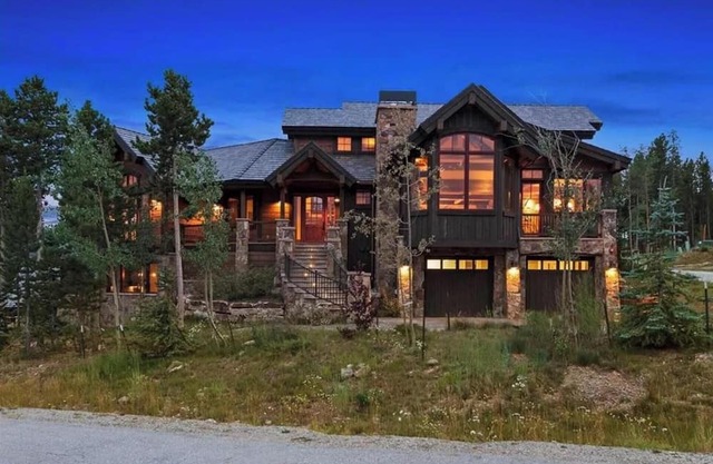 Summit Serenity: Pup-Friendly! Hot Tub, Private Shuttle, One Ski Hill Access