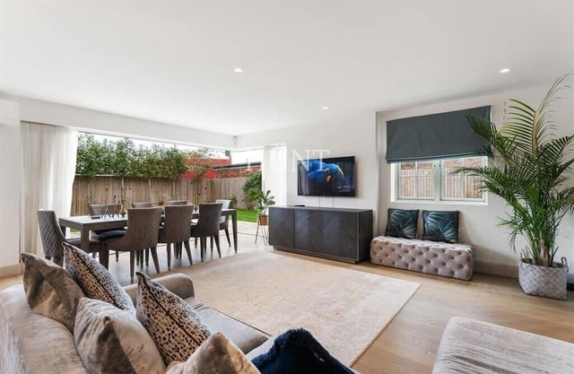 Luxury 5Bed Gated Home in High Beech