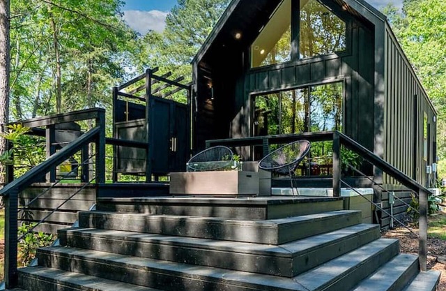 Private Lakeside Couples Cabin, Hot Tub & Fire Pit - Dark Horse