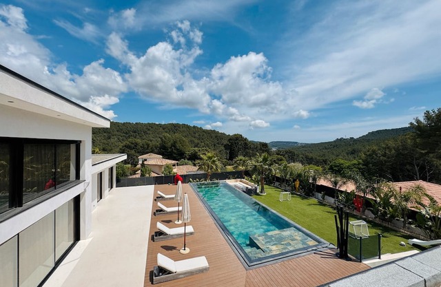 Holiday Home 'California Baïa Bandol' with Private Pool, Wi-Fi and Air Conditioning