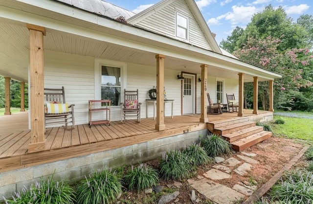 Farmhouse style 3 bedroom home minutes from the scenic Uwharrie River!