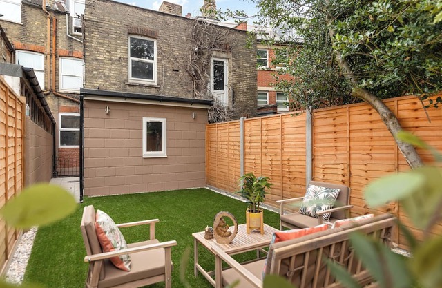 Cosy 3 bedroom London House with Garden & 2 bathrooms