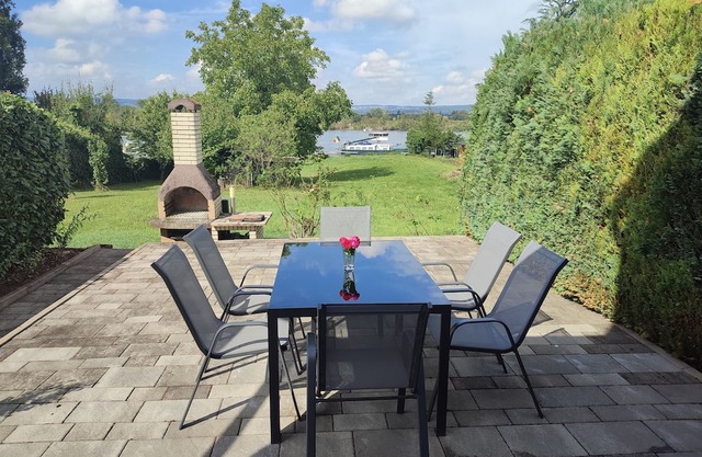 Rheinuferhaus -Complete vacation home directly on the Rhine