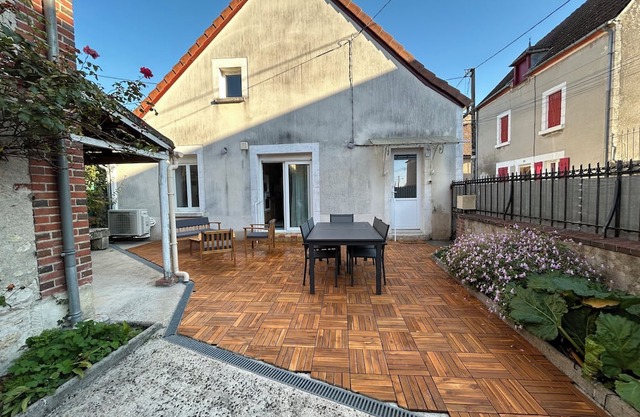 Casa Eva: Sancerrois town house with courtyard, terrace and barbecue