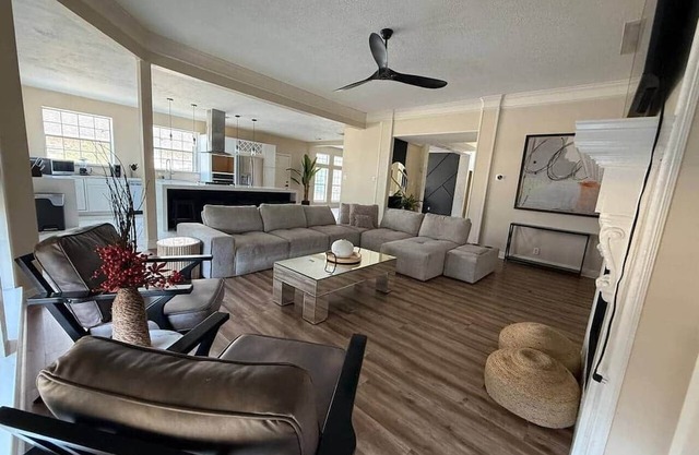 Big Lakeside house 10 beds and Pool table