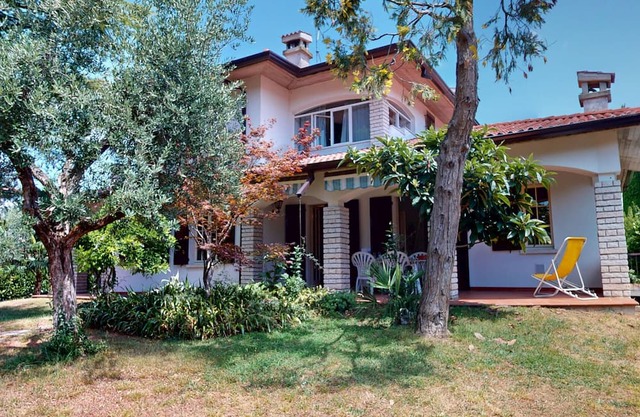 Valentine's Lakeside Villa by Bookinggardalake