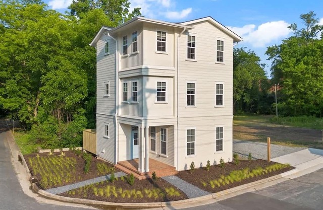 8BR Urban Retreat w/Deck, Near Downtown Durham
