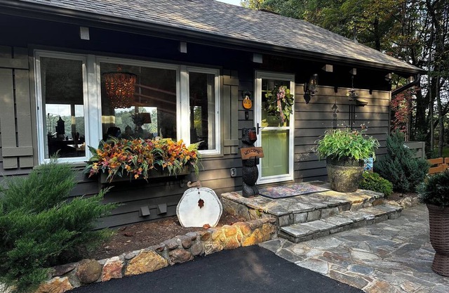 Cozy and Quiet Four Bedroom Cottage on a Golf Course in Glade Valley, NC.