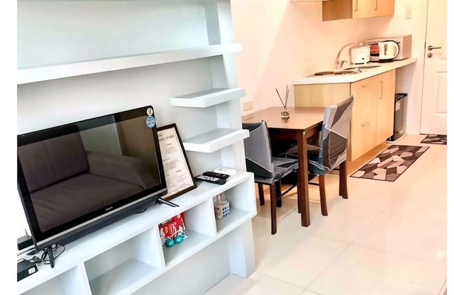 Enjoyable condo with AC in vibrant Quezon City