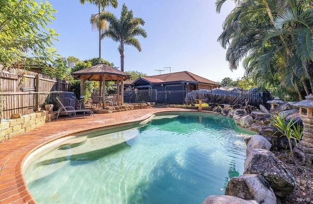 Seaside detached villa on a quiet street 4 bedrooms, 2 bathrooms Pool Courtyard