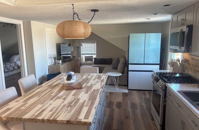 Welcome to your home away from home in Providence. Charming & modern 2 bedroom.