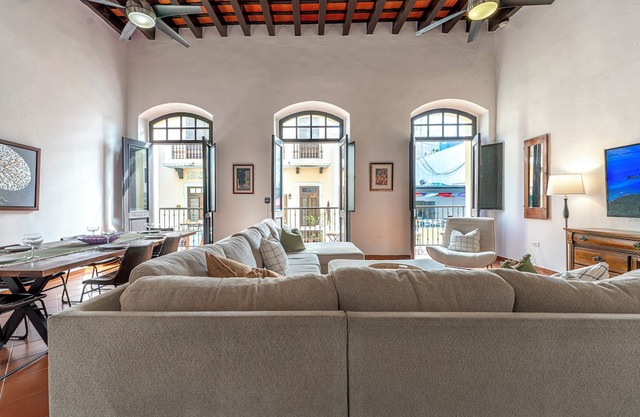 Luxury Home~ King Beds, Prime Location, 3 Balconies, Fast WiFI, AC in Every Room