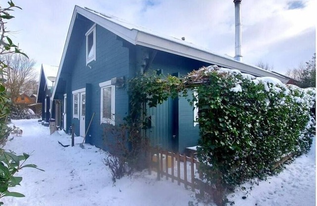 Hut in Warmenhuizen with swimming pool