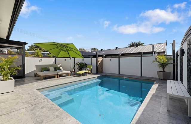 Ellie's Grand Escape - Sleeps 10, Pool, Spa, Amazing!