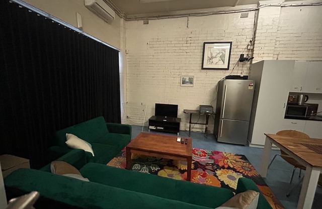 Spacious Studio in Quiet Northcote Neighbourhood