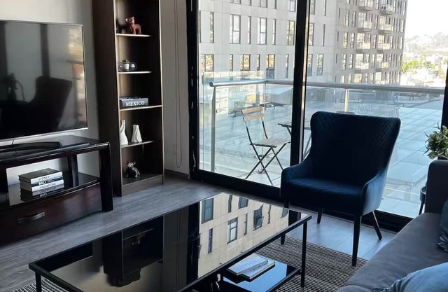 Luxury 1 bedroom 2 baths Downtown with Office