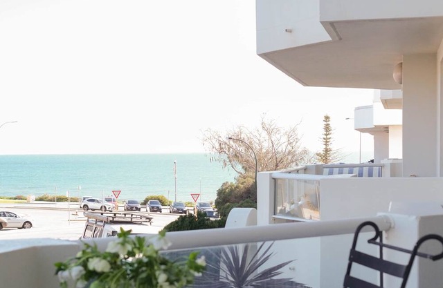Spacious, pristine abode with ocean views, directly opposite Cott beach & cafes!