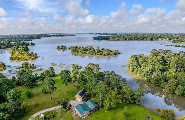 Woodsy Lakehouse Getaway