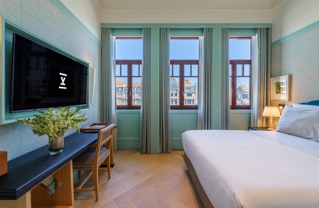 Contemporary Hideaway In the Heart of Porto City! Room with Aliados Views! Pool!