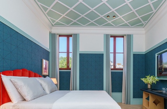 A short drive away from Ingleses Beach! Comfortable City View Unit! Pool Access!
