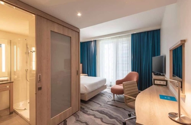 2 Queen Rooms Near Berlin Wall Memorial & Famous Alexanderplatz | Free Breakfast