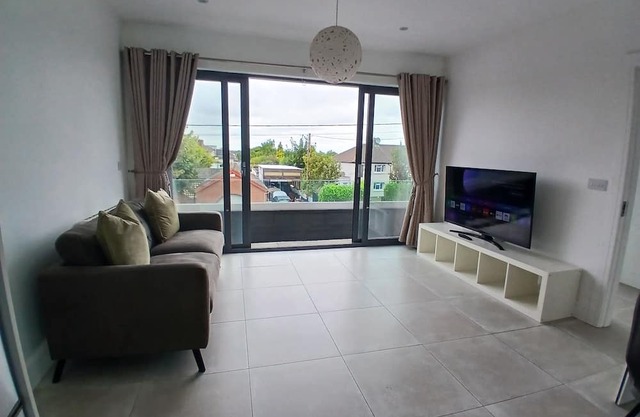 Newly Refurbed 2BD W/Wraparound Balcony,5k to City