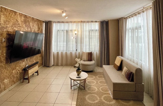 Luxury Apartment: 3BR2BA6G Work, Studio & Family - Live Like a Local Peruvian